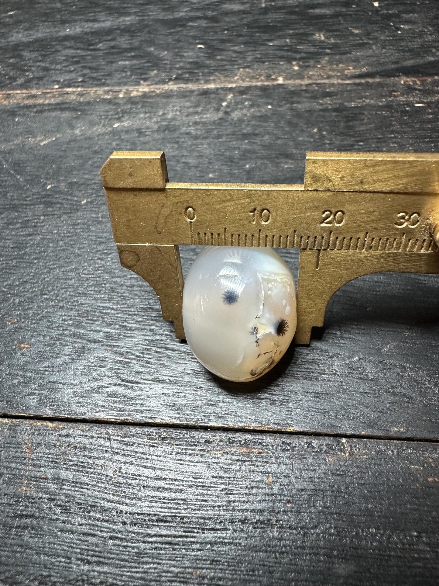 Vintage Style Agate Seal Pendant Hand-Carved Intaglio Stone Bead Rounded Amulet with Side Hole